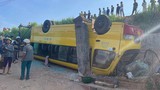 Lật xe đưa đón học sinh trên QL 19, nhiều em bị thương