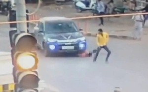 Vợ cùng nhân tình lái xe ô tô đâm chồng rồi bỏ chạy