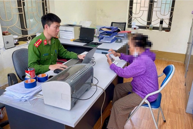 Nghe đọc lệnh khởi tố qua mạng, cụ bà chuyển 200 triệu đồng Nghe doc lenh khoi to qua mang, cu ba chuyen 200 trieu dong