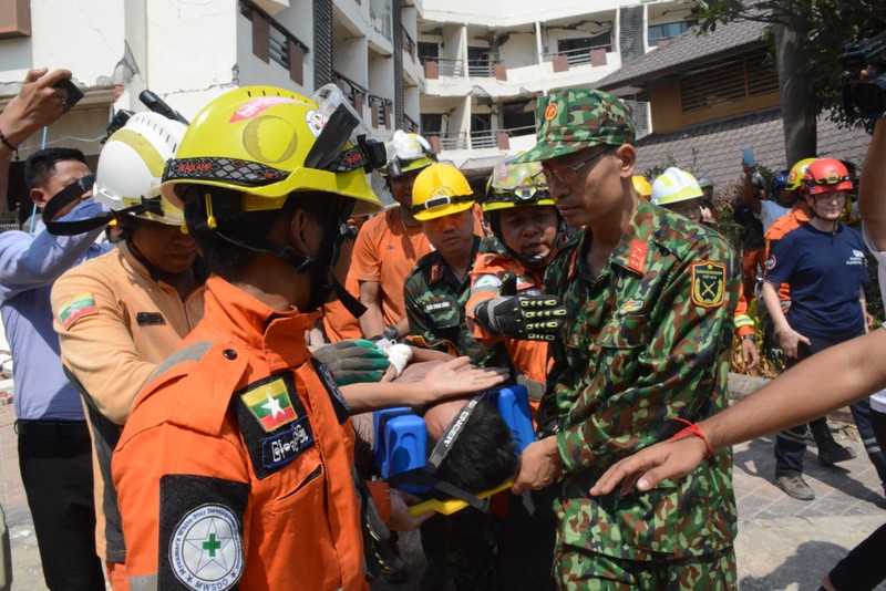 Việt Nam phối hợp giải cứu thành công 1 nạn nhân động đất ở Myanmar - Hình 2 Viet Nam phoi hop giai cuu thanh cong 1 nan nhan dong dat o Myanmar-Hinh-2