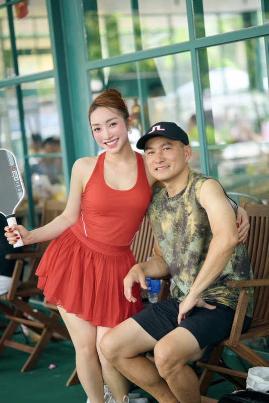 Hot face sao Viet: Phuong My Chi dien vay trang, tao dang nhi nhanh-Hinh-4