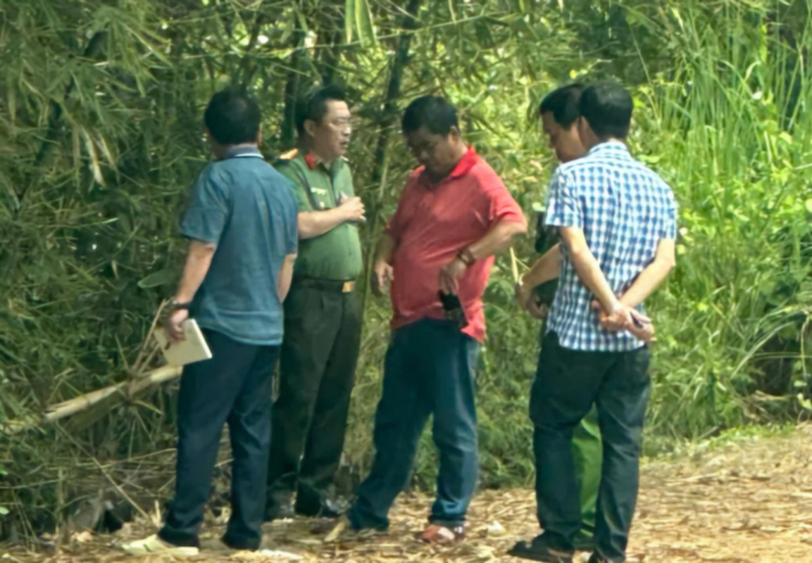 Deo nhieu vang, nguoi dan ong chet tham duoi tay hang xom-Hinh-2