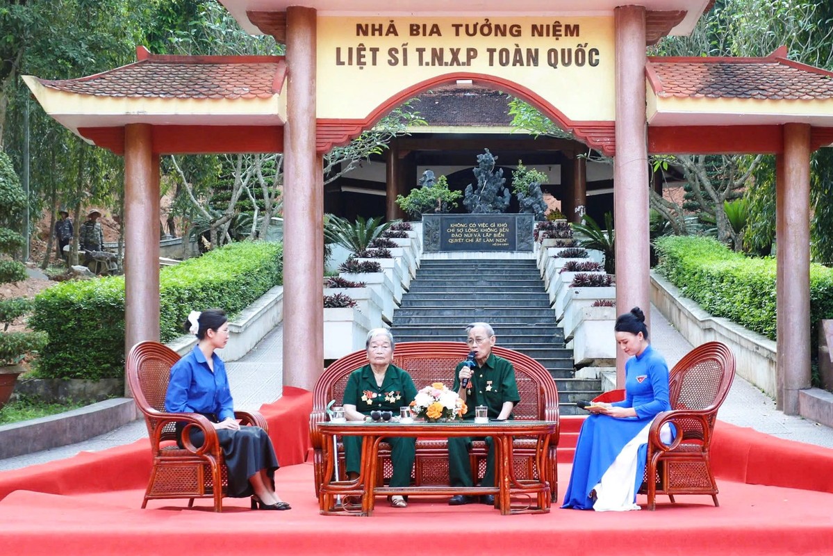 Nga ba Dong Loc ruc ro co hoa chao mung Dai le 30/4-Hinh-4