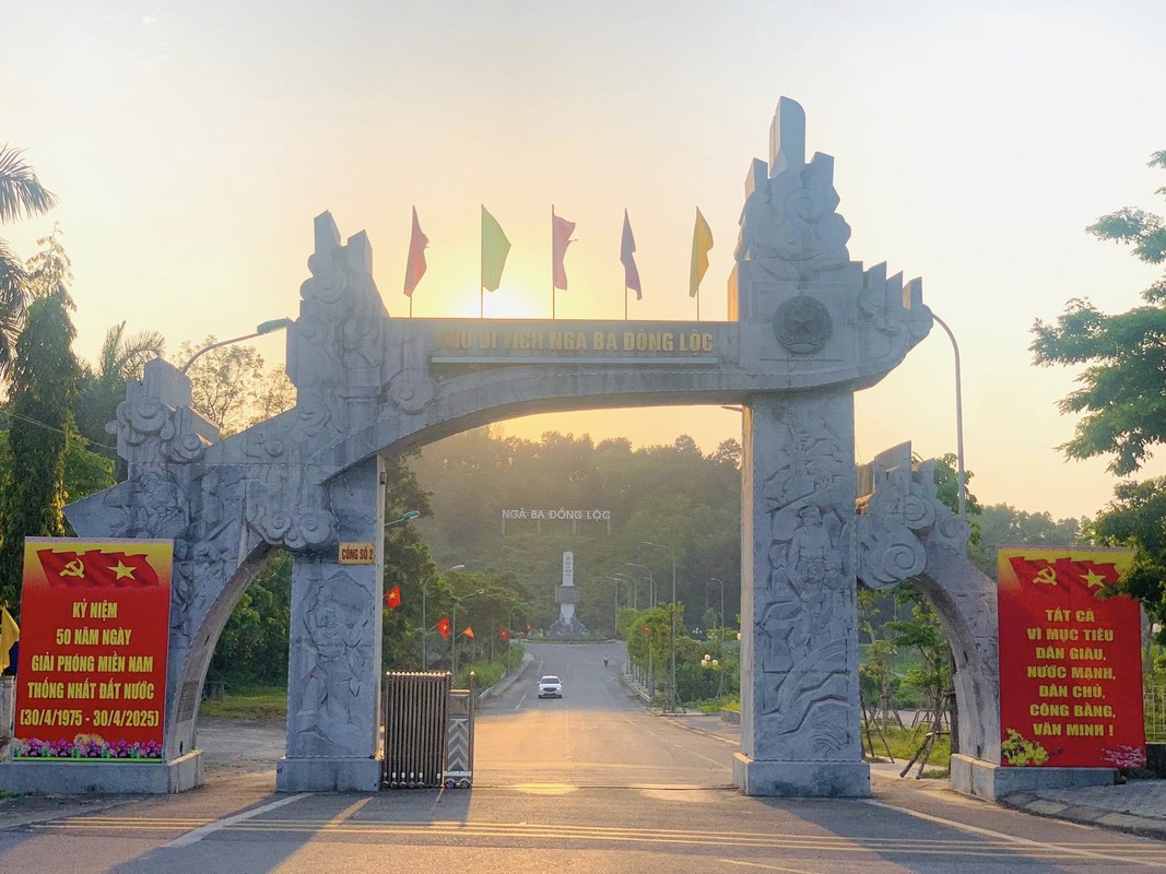 Nga ba Dong Loc ruc ro co hoa chao mung Dai le 30/4-Hinh-8